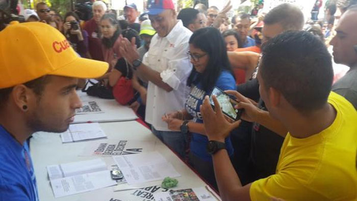 El pueblo venezolano se ha concentrado en las plazas Bolívar para apoyar la campaña.