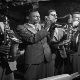 Las leyendas afroamericanas del jazz, Charlie Parker y Miles Davis, junto a otros músicos en el Royal Roost de New York City (1948).