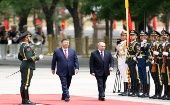 Vladimir Putin y Xi Jinping pasaron revista a la guardia de honor antes de comenzar su reunión a puerta cerrada en Beijing.