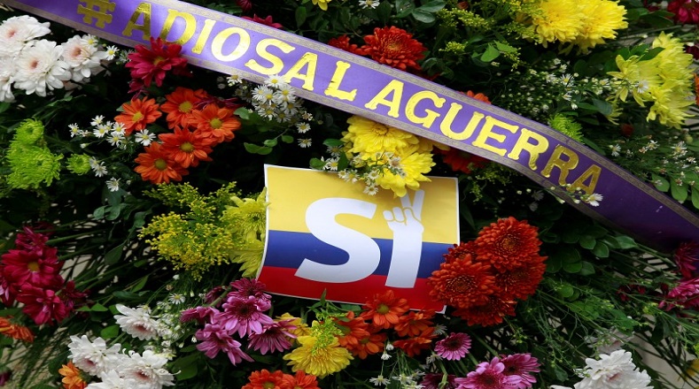 Decenas de coronas fúnebres amanecieron este jueves en distintos monumentos públicos de Colombia en acto simbólico al "entierro de la guerra".