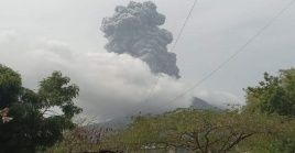 El volcán Concepción expulsó una gran columna de humo que impresionó a los testigos.