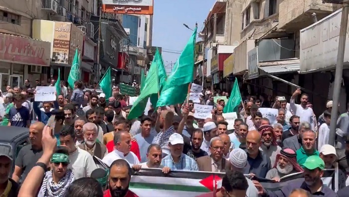 Los videos compartidos por las redes sociales muestran una gran cantidad de manifestantes portando banderas palestinas y carteles con mensajes que reclaman un cese al fuego inmediato.