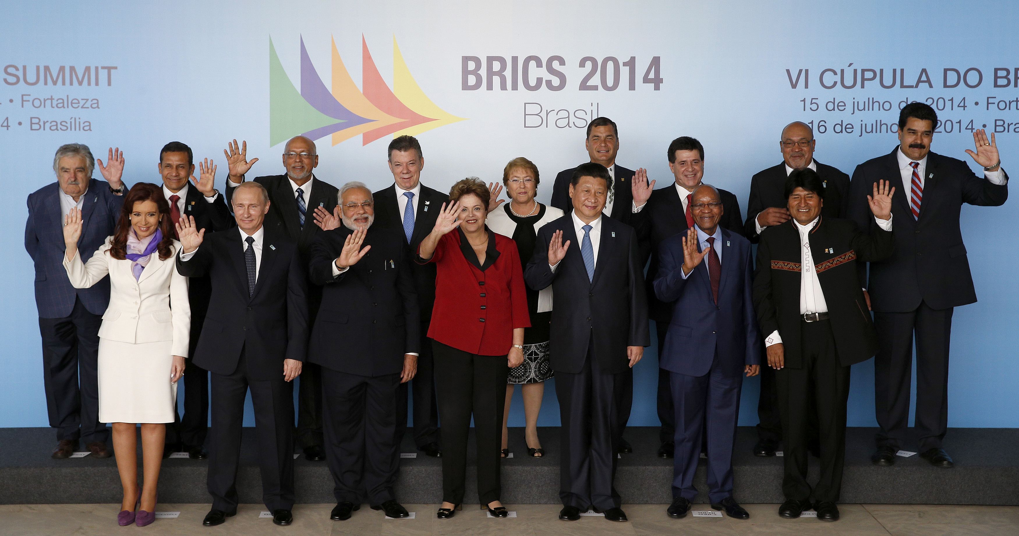 La mandataria de Brasil, Dilma Rouseff, junto los otros jefes de Estado en la VI Cumbre de los BRICS