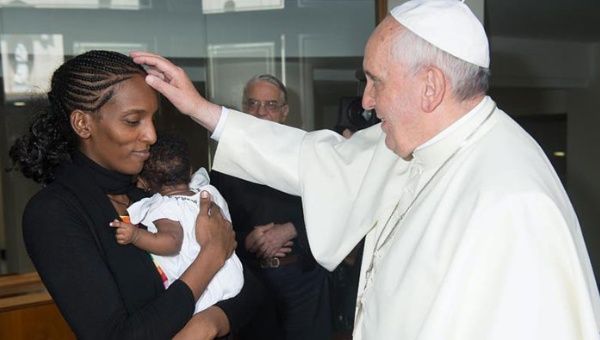 El papa Francisco junto a una sudanesa convertida al crisitanismo. (Foto:Efe)