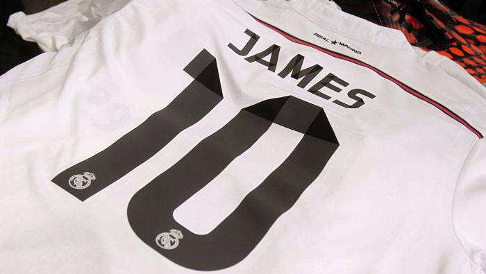 Una de las camisetas de James Rodríguez por su reciente fichaje en el Real Madrid. (Foto:EFE)