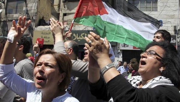 Decenas de jordanos participan en una protesta contra los ataques israelíes sobre Gaza frente a   la Mezquita Al-Hussein en Ammán (Jordania) que ya se han cobrado la vida de 850 palestinos en el   marco de la operación "Margen Protector". (Foto: Efe)