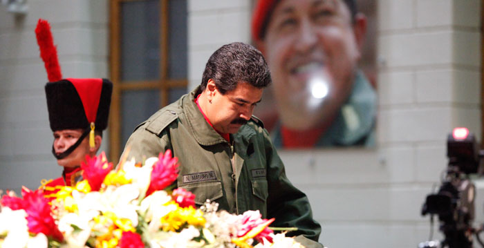 Presidente venezolano, Nicolás Maduro, presenta sus respetos ante la Flor de los Cuatro Lamentos, donde reposa Hugo Chávez. (Foto: AVN)