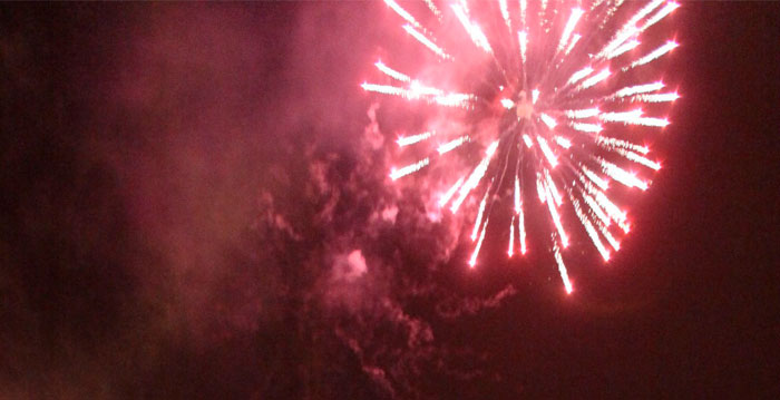A las 00H00 horas locales los fuegos artificiales cubrieron el cielo caraqueño en honor a Chávez. (Foto: AVN)
