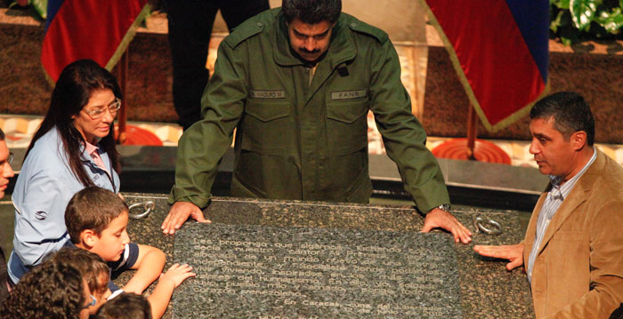 El presidente Nicolás Maduro visitó el cuartel donde el líder bolivariano fue sembrado. (Foto: AVN) 