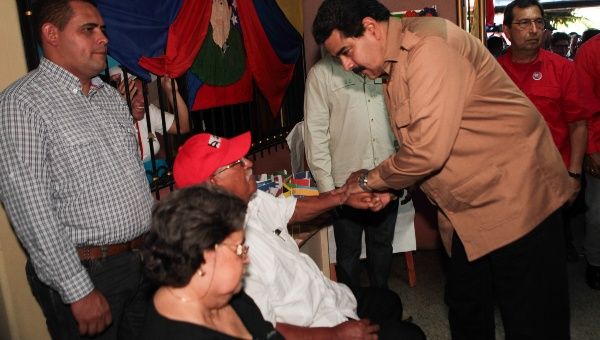 El presidente Maduro saluda a Hugo de los Reyes Chávez, padre del Comandante