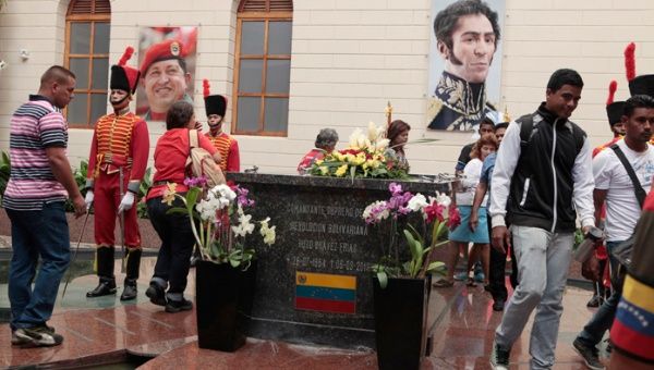 Venezolanos se dan cita en el lugar histórico, donde descansa el Comandante Supremo. (AVN)
