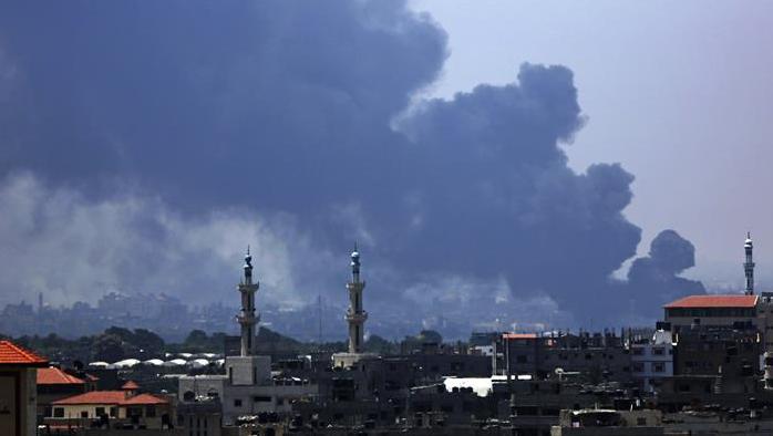 El humo salía de la planta eléctrica, tras el ataque a tiros de Israel. (Foto: EFE)