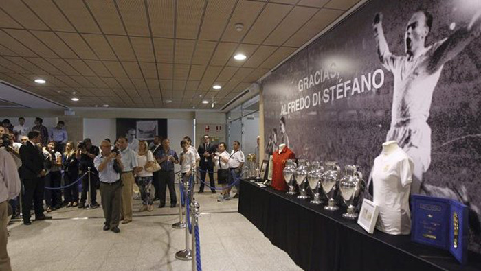 Diferentes representantes deportivos y jugadores, se acercaron para dar el último adiós a Di Stéfano (Foto: Archivo)