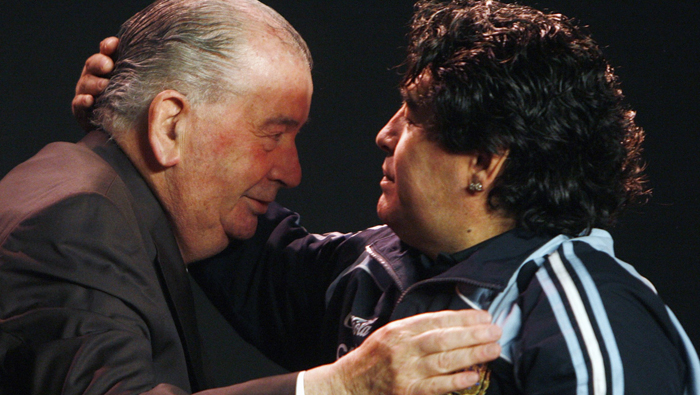 Grondona junto al astro del fútbol argentino, Diego Maradona. (Reuters)