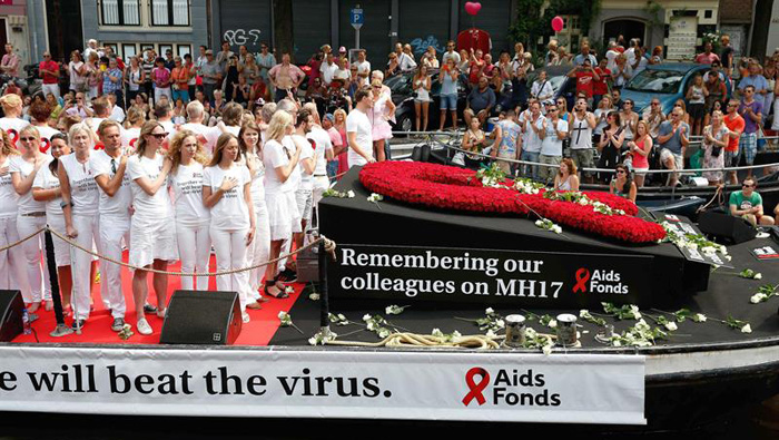 La comunidad LGBT de Amsterdam homenajeó a las víctimas del avión derribado en Ucrania, especialmente a los seis expertos en sida. (Foto: EFE)