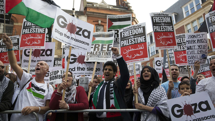 Los manifestantes pidieron al primer ministro británico, David Cameron, que se alze contra el genocidio cometido por Israel en Gaza. (Foto: Reuters)