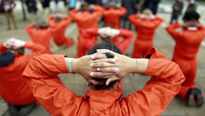 Quienes defienden la medida señalan que fue tomada para garantizar la seguridad de los reclusos y guardias de seguridad (Reuters)