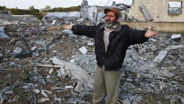 Un civil palestino observa las ruinas tras bombardeo israelí. (Reuters)