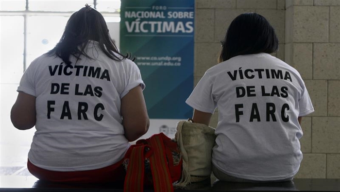 Dos jóvenes participan en el Foro Nacional sobre víctimas, en la ciudad de Cali (Colombia)
