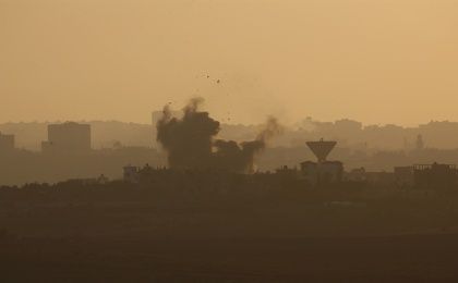 El humo se eleva en la Franja de Gaza tras un ataque israelí el 4 de agosto 2014