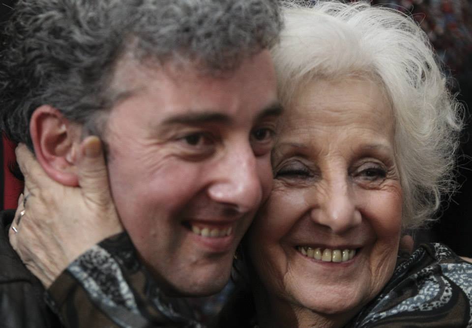 Estela y su nieto 37 años dieron una rueda de prensa
