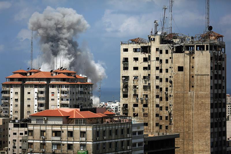 El humo se eleva después de los ataques aéreos israelíes en el oeste de la ciudad de Gaza. (Foto: EFE)