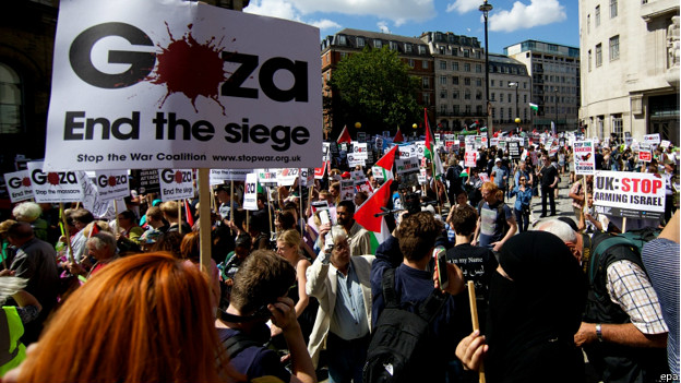 Este sábado se manifestaron por las principales arterias de Londres hacia la embajada de EE.UU. (Foto: BBC)