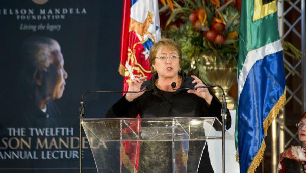 Michelle Bachelet al hablar en la Universidad de Ciudad del Cabo, instó a crear sociedades en las que las mujeres tengan oportunidad de emanciparse y contribuir al desarrollo de sus comunidades. (Foto: AFP)