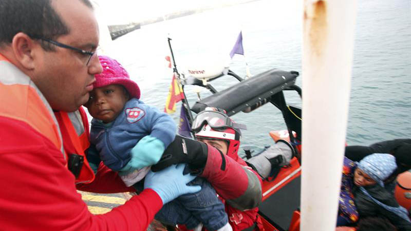 En el operativo han sido rescatados 303 hombres, 47 mujeres y 11 menores. (Foto: EFE)
