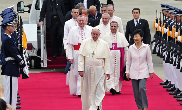 Papa Francisco fue recibido en Corea del Sur por su presidenta, Park Geun-hye. (Foto: latercera.com)
