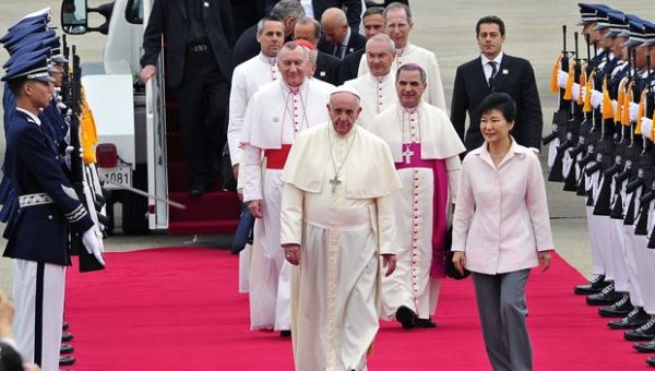 Papa Francisco fue recibido en Corea del Sur por su presidenta, Park Geun-hye. (Foto: latercera.com)