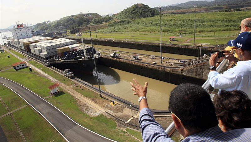 Los actos del Canal de Panamá se realizan en medio de diversas ceremonias que incluyen tránsitos simbólicos a bordo de naves. (Foto: EFE)
