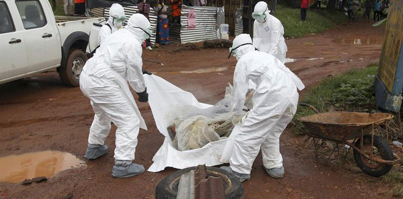 Se sabe que la enfermedad por el virus del ébola no es muy contagiosa, pues para la transmisión hace falta el contacto con los fluidos corporales.  (Foto: Efe)