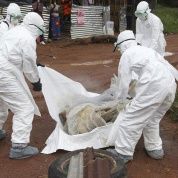 Se sabe que la enfermedad por el virus del ébola no es muy contagiosa, pues para la transmisión hace falta el contacto con los fluidos corporales.  (Foto: Efe)