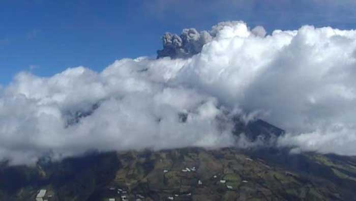 La actividad dentro del volcán Tungurahua genera incertidumbre en las comunidades cercanas (elcomercio)