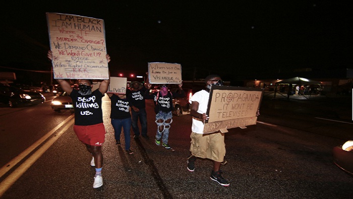 Manifestantes aseguran que el asesinato de Brown tuvo motivos racistas (Getty)