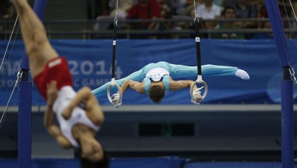  Traducir del: inglés Los gimnastas practican antes de la prueba artística. (Reuters)