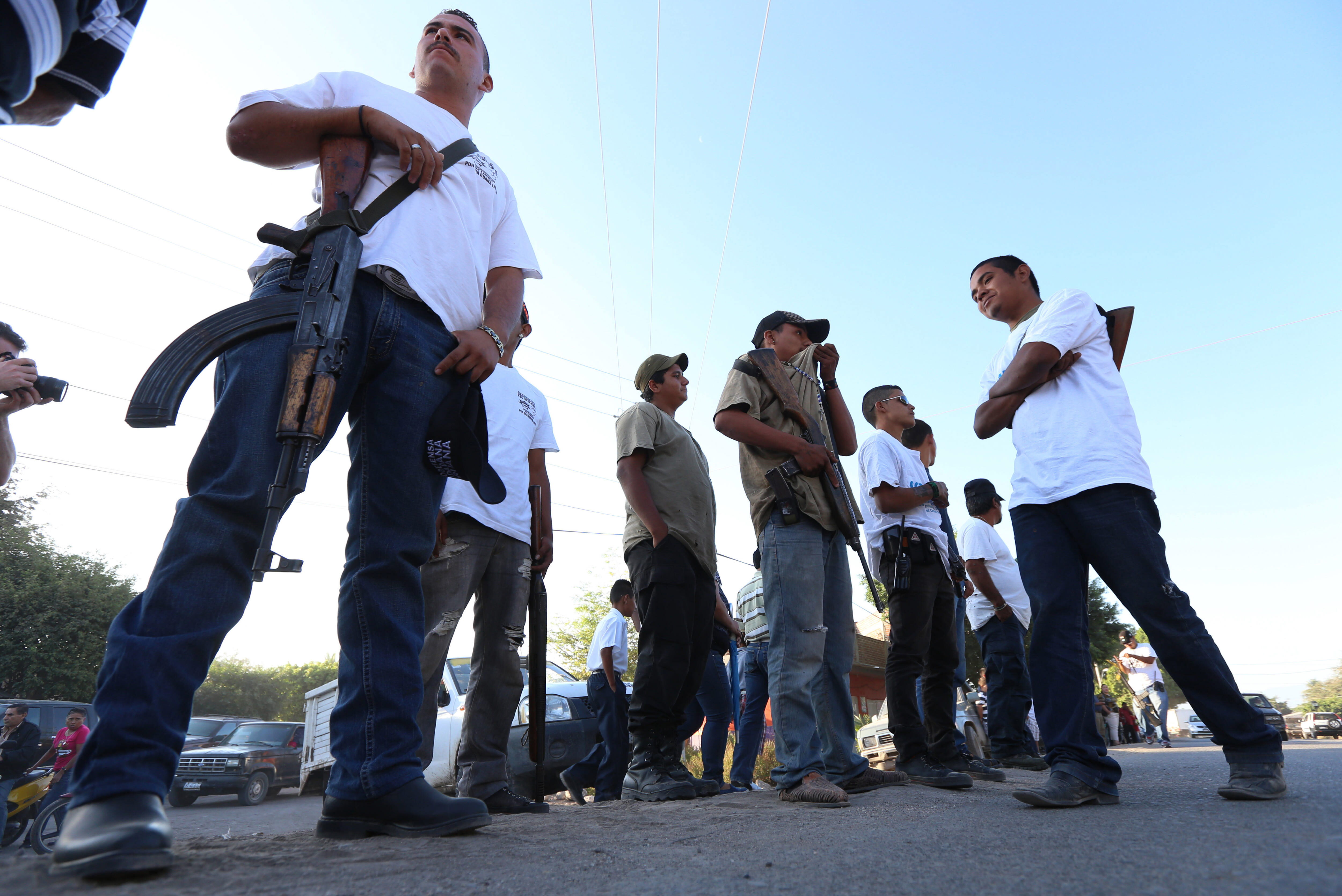 Las autodefensas defienden al pueblo mexicano de los grupos criminales.