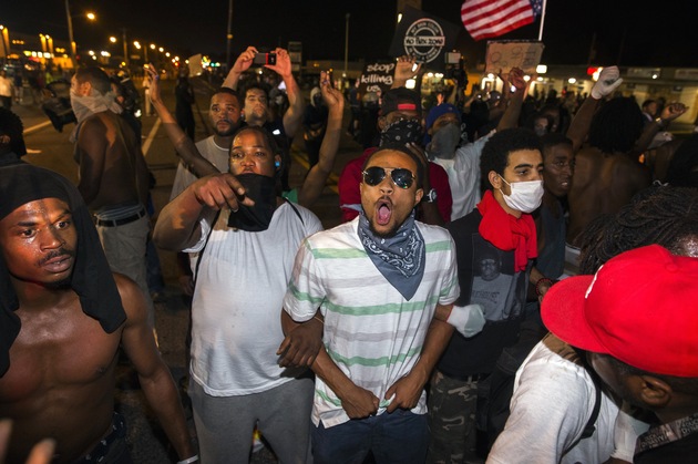 Las protestas en Ferguson estallaron tras la muerte de Brown y se repiten a diario (Foto: Reuters)