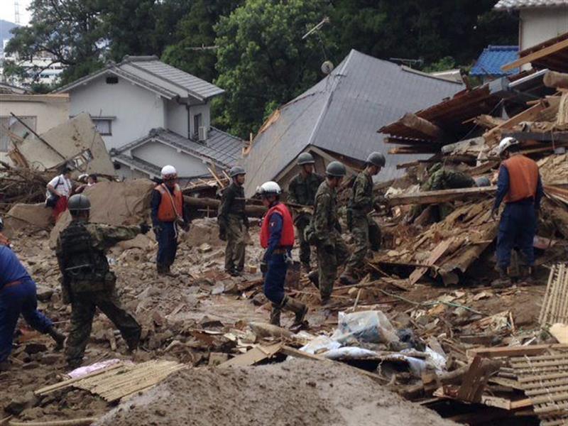 Fotografía facilitada por el Ministerio de Defensa de Japón que muestra las labores de rescate tras un corrimiento de tierras