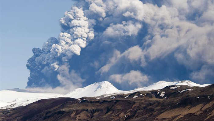 En 2010, la erupción del Eyjafjallajokull, otro volcán de Islandia, paralizó el tráfico aéreo por varias semanas. (Foto: EFE-Archivo)
