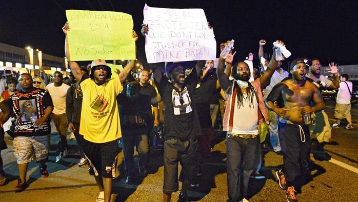 En Ferguson protestan por el asesinato del joven afrodescendiente Michael Brown. (EFE)