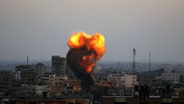 Vista de una explosión causada por un ataque aéreo israelí en el barrio de Al-Zaitun, al este de la ciudad de Gaza. (EFE)