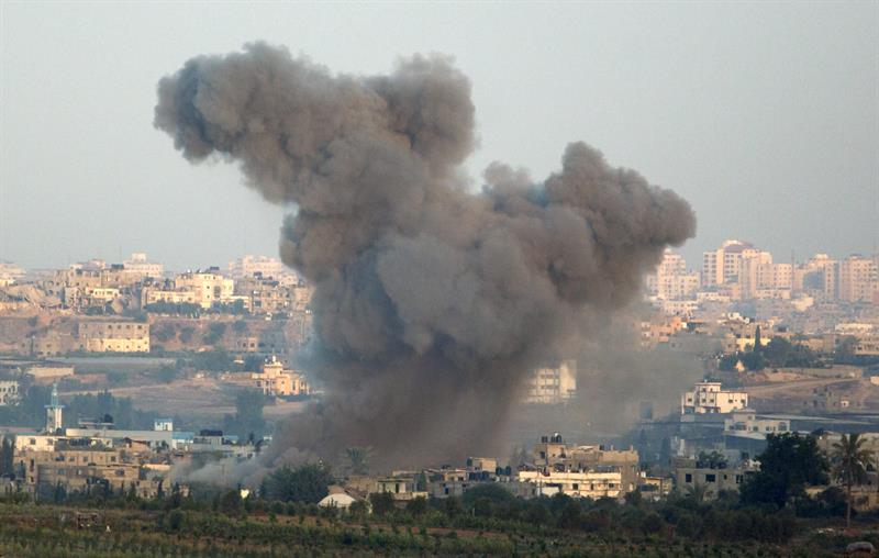 Una columna de humo se eleva sobre una zona residencial en la Franja de Gaza hoy, jueves 21 de agosto de 2014, tras un ataque israelí. (EFE)