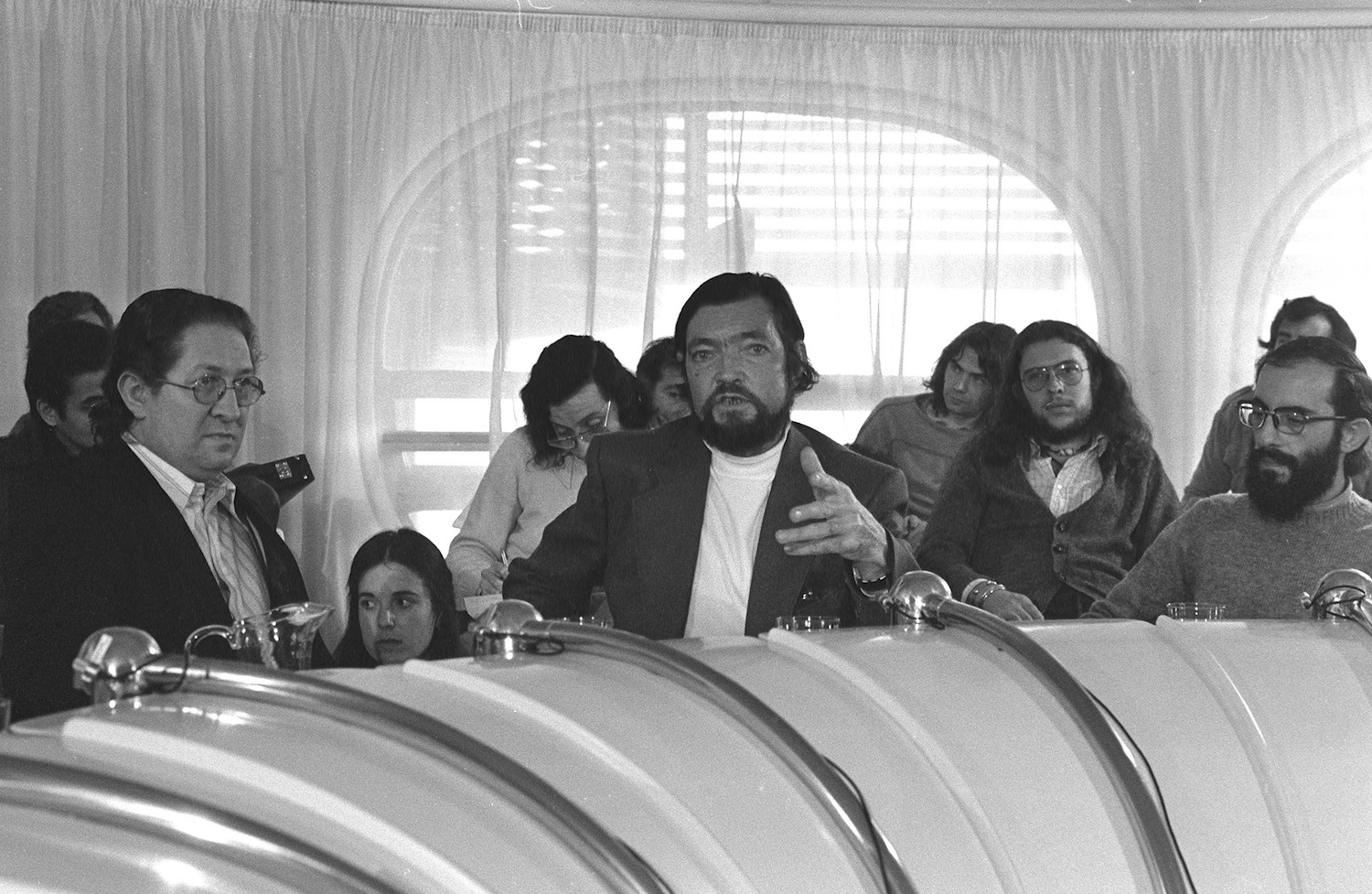 Julio Cortázar durante una conferencia de prensa en Madrid. (Foto: EFE)