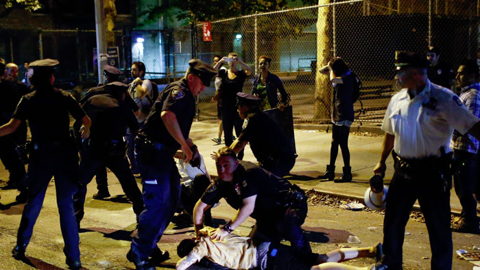 Un policía somete a un manifestante en Ferguson, Estados Unidos.  (Foto: Reuters)