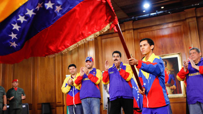 En la entrega del tricolor venezolano, el dignatario nombró a la ciudad de La Victoria capital de Venezuela por las próximas 24 horas en honor al bicentenario de la Batalla de La Victoria. (Foto: teleSUR)