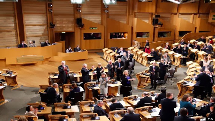 El Parlamento escocés debate la independencia del Reino Unido (BBC)