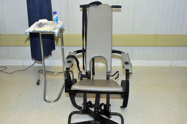 Los reclusos son amarrados a una silla y alimentados por una sonda en sus fosas nasales (Foto: RT)