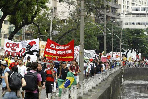Manifestantes llegan a las inmediaciones del estadio de Maracaná en Brasil. (Foto: @Futinotas)